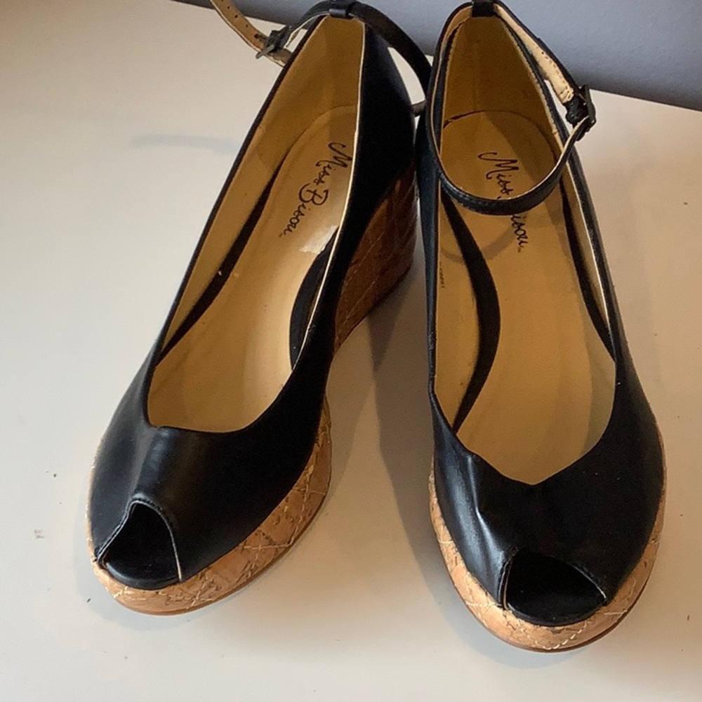 Black pump wedges
